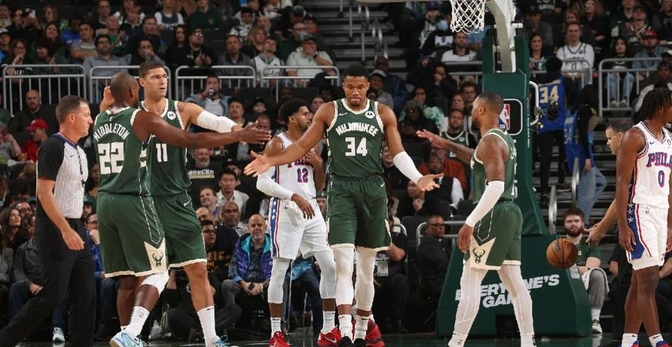 猛龙轻取雄鹿,利拉德带队取胜 猛龙轻取雄鹿,利拉德带队取胜