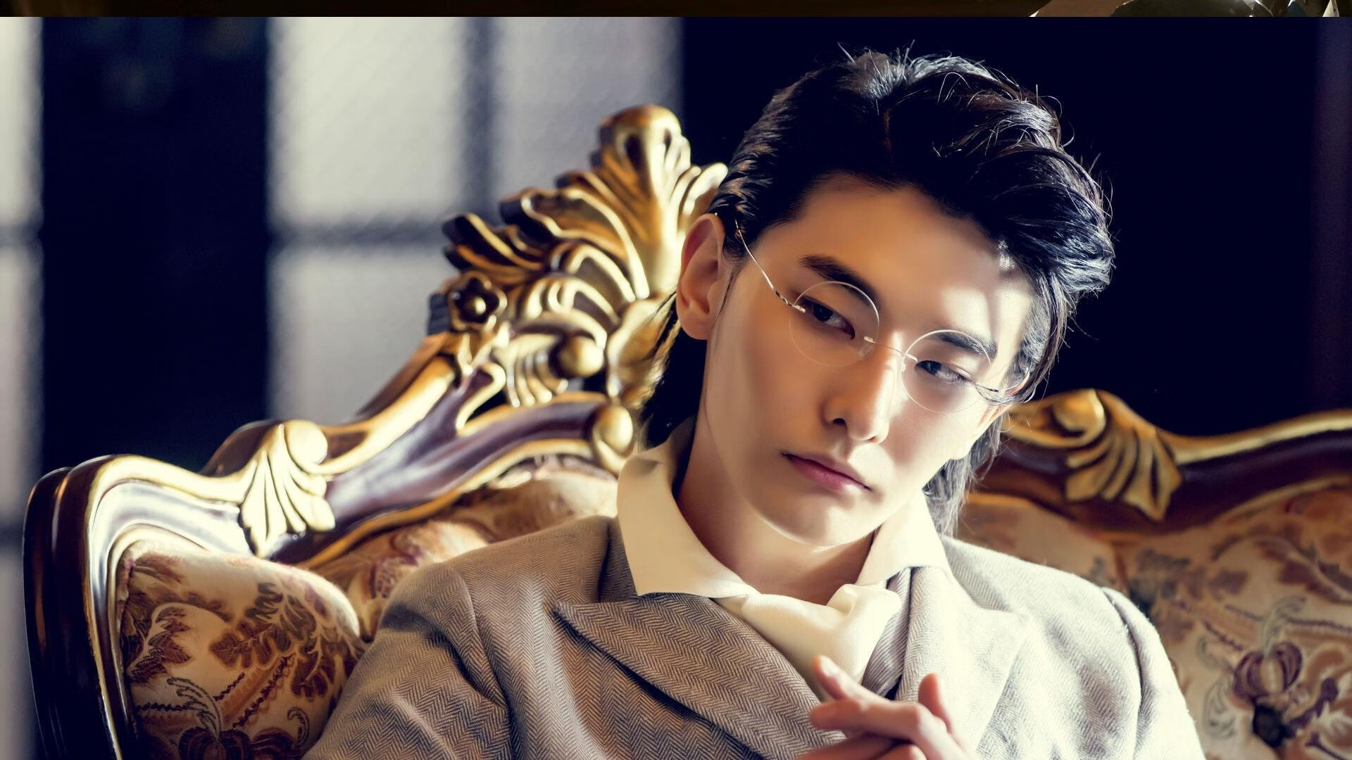 围城与加冕，强压美学下的主宰者寓言