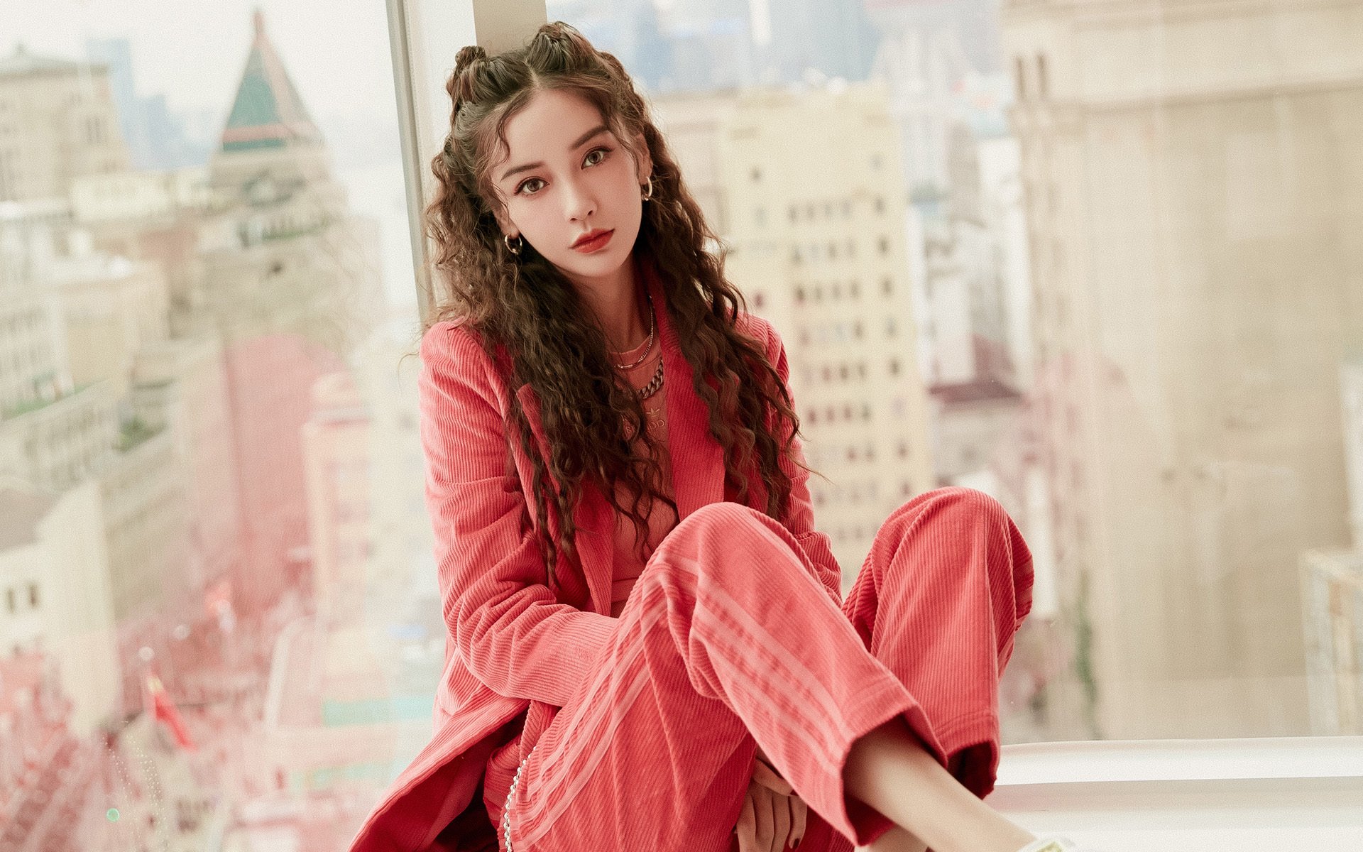 爱游戏官方入口-极光之下，熔岩赛道与足球圣殿—当F1争冠悬念撞上那不勒斯的史诗加冕